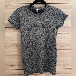 Lululemon Swiftly Tech Short Sleeve 2.0, size 6, Primal Clash Black/ Gull Grey